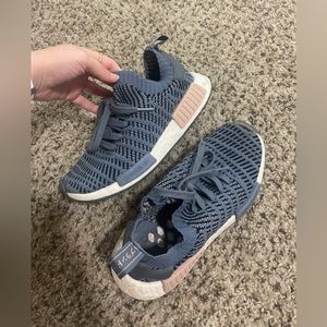 Women’s Adidas Tennis Shoes Size 7